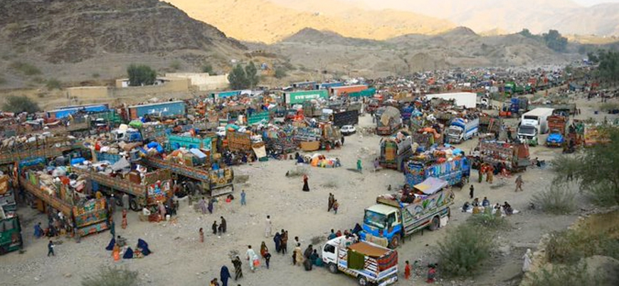Pakistan on binlerce Afgan göçmeni sınır dışı etmeye başladı