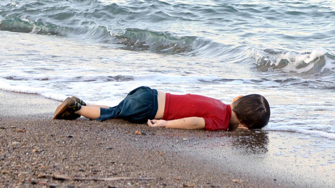 Papa BM�ye Aylan Kurdi�nin heykelini hediye etti