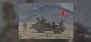 Avustralya askerleri Afganistan'da Nazi bayrağı açtı