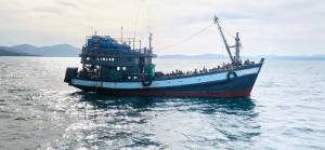 Malezya 3 aydır denizde olan 300 Arakanlı sığınmacıyı ülkeye almadı