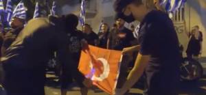 Ayasofya kararının ardından Yunanistan'da Türk bayrağı yakıldı