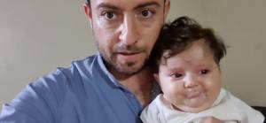 Sekiz aylık Suriyeli Fatma acil tedavi için Türkiye'ye kabul edilmeyi bekliyor