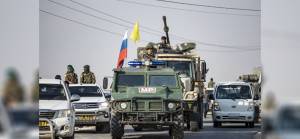 Suriye'de Rus ve YPG güçleri aynı araçta devriye atıyor