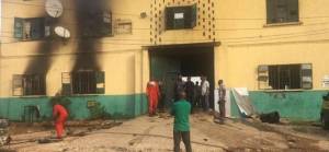 Nijerya'da cezaevi baskınında yüzlerce mahkum serbest kaldı