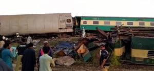 Pakistan'da iki yolcu treni çarpıştı: 30 ölü