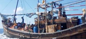 Endonezya, 120 Arakanlı Müslümanı taşıyan sığınmacı teknesini açık denize geri itecek