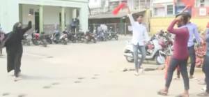 Hindistan'da Hindu çeteler başörtülü öğrencilerin okullara girmesine izin vermiyor