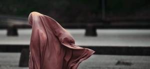 Fransa Müslüman kadınların okullarda abaya giymesini yasakladı