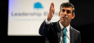 İngiltere'de başbakanlık yarışında öne çıkan isim Rishi Sunak kimdir?