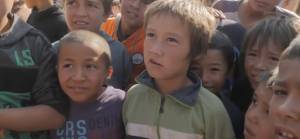 Dev bir açık hava hapishanesi olan Hol kampında yaşam mücadelesi veren çocuklar