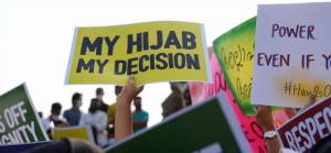 Hindistan'da başörtülü Müslüman kız öğrenciler okullara alınmıyor