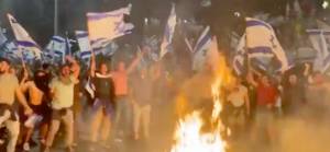 İsrail'de sular durulmuyor: On binlerce kişi Netanyahu'ya karşı sokaklara döküldü