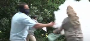 İsveç'te bir kadın Kur'an-ı Kerim yakan saldırgana yangın tüpüyle müdahale etti