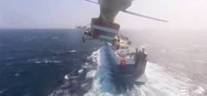 Husiler 'İsrailli iş adamına ait' kargo gemisini ele geçirdikleri görüntüleri yayınladı